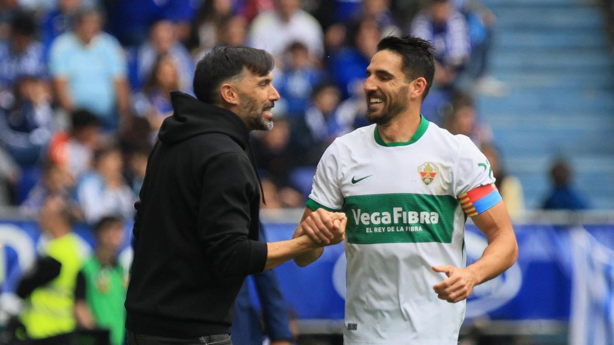 Sarabia y Bigas, entrenador y capitán del Elche, chocan sus manos