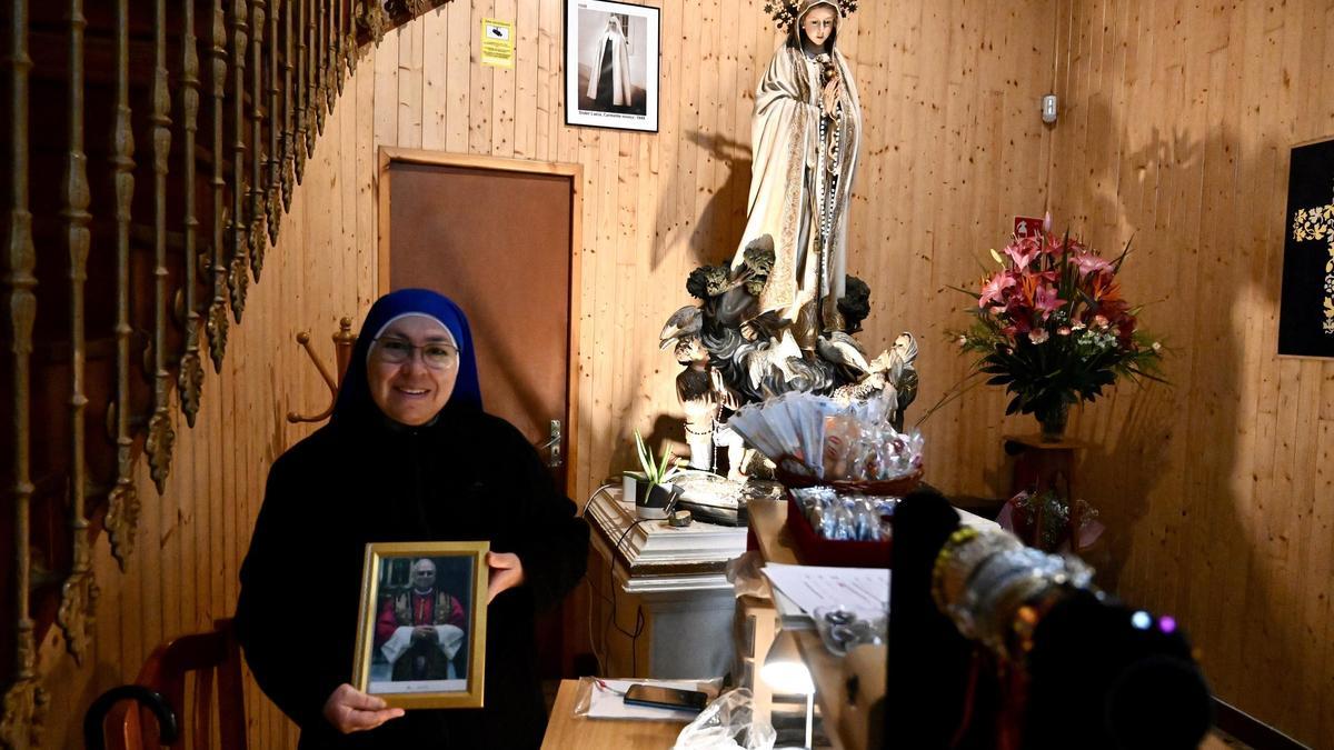 Una religiosa con la imagen del Papa León XIV, que en 2019 se consagró a la Virgen de Fátima.