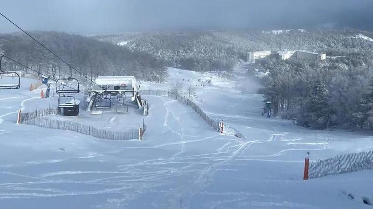 Inaugurada la temporada de esquí en Galicia tras la apertura de la estación de Manzaneda: estas son las novedades