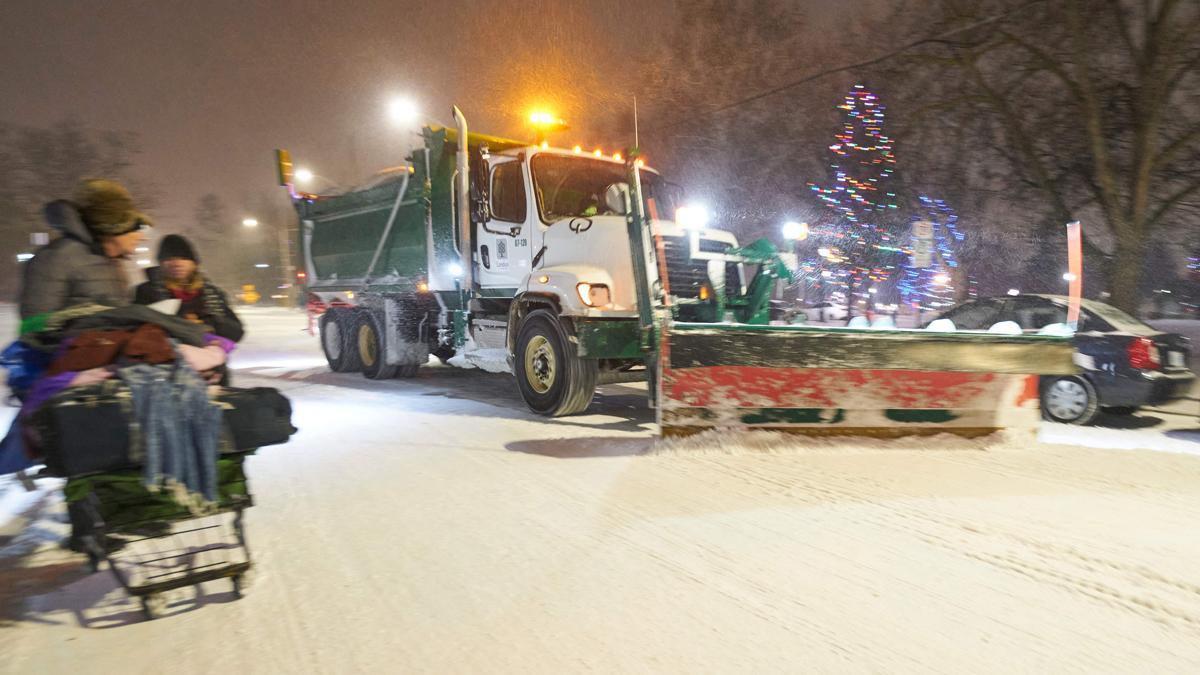 Un quitanieves se abre paso por una calle en London, Ontario, Canadá, donde la tormenta Elliott también ha afectado.