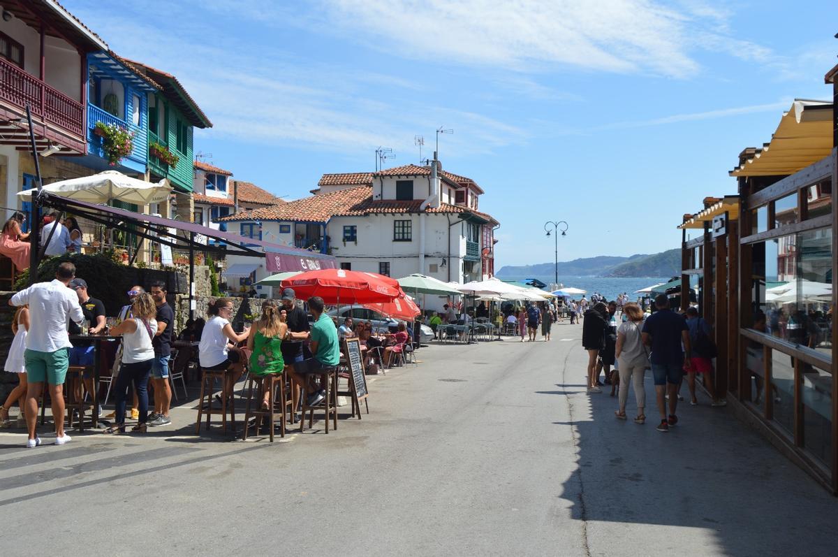 Ambiente en las terrazas de Tazones
