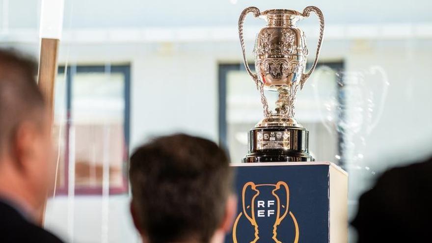 El trofeo de la Supercopa de España, durante el sorteo celebrado esta mñana en el hotel Aumabar.