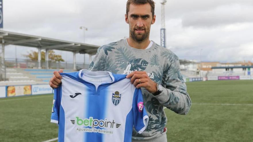 Gustavo Allés posa con la camiseta blanquiazul, colores que vestirá hasta final de temporada.