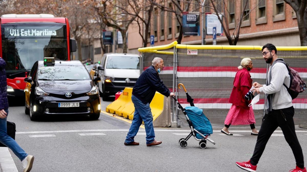 Les obres de FGC compliquen la circulació a dos carrers de l’Eixample de Barcelona