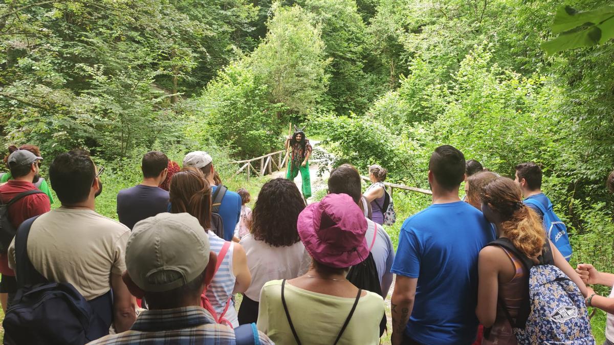 Participantes en una ruta guiada a la cascada de Xurbeo.