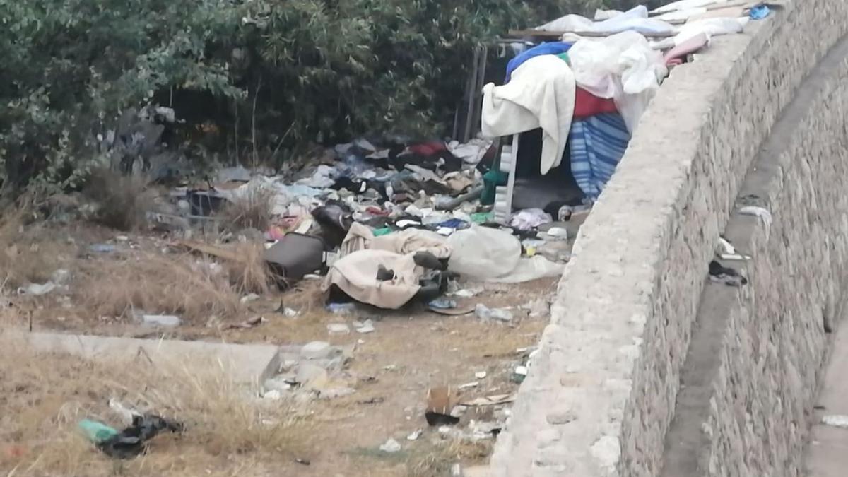 Basura acumulada en el torrente.