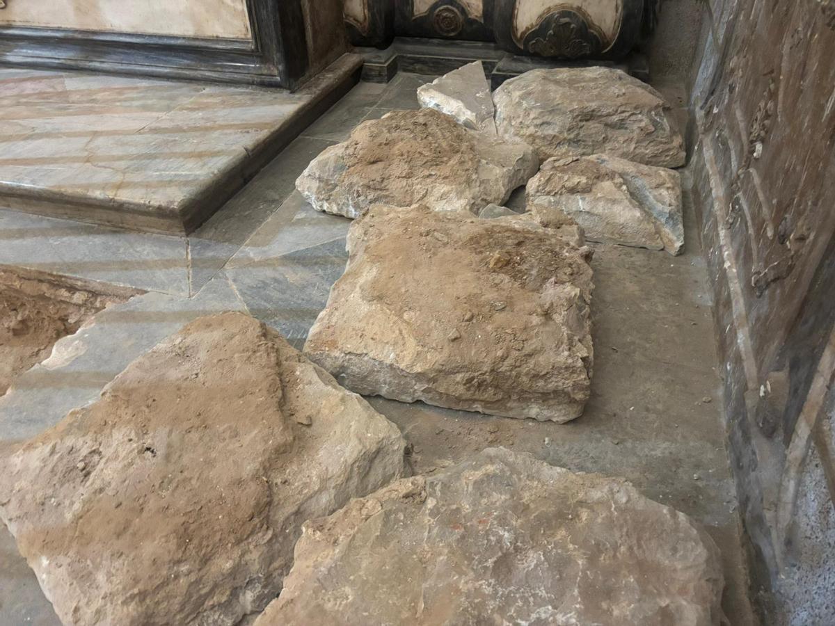 Detalle de las baldosas que se han retirado para realizar las catas en la catedral de Badajoz.
