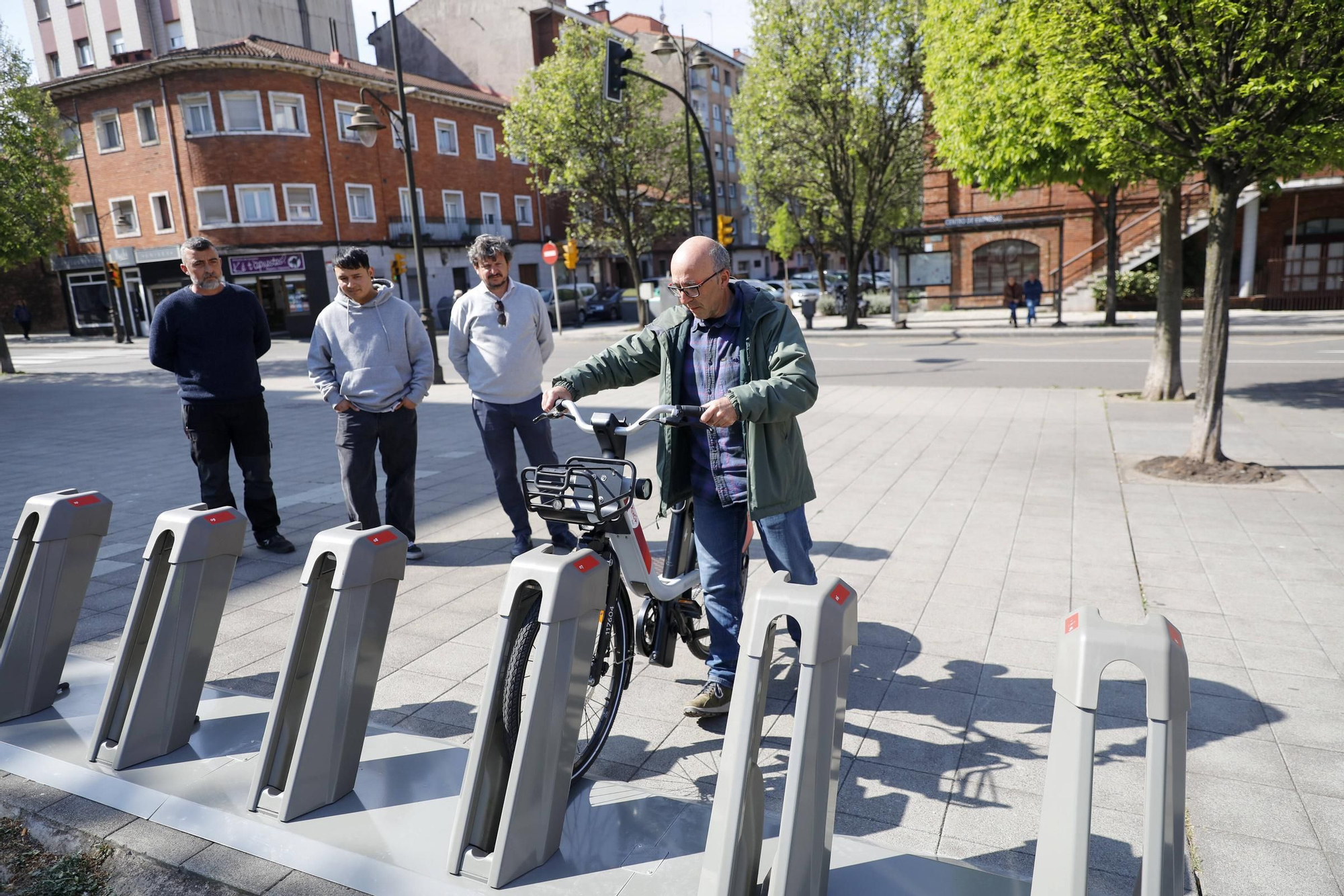 En imágenes: Arranca la instalación de las nuevas estaciones de la red de bicicletas eléctricas en Gijón