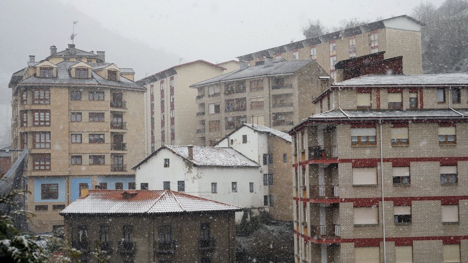 EN IMÁGENES: La borrasca Juliette lleva la nieve casi hasta la costa en Asturias