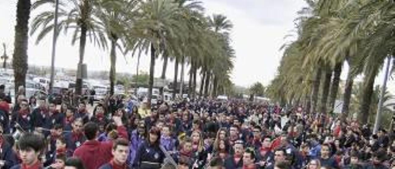 Participantes en la tamborrada nacional de Alzira.