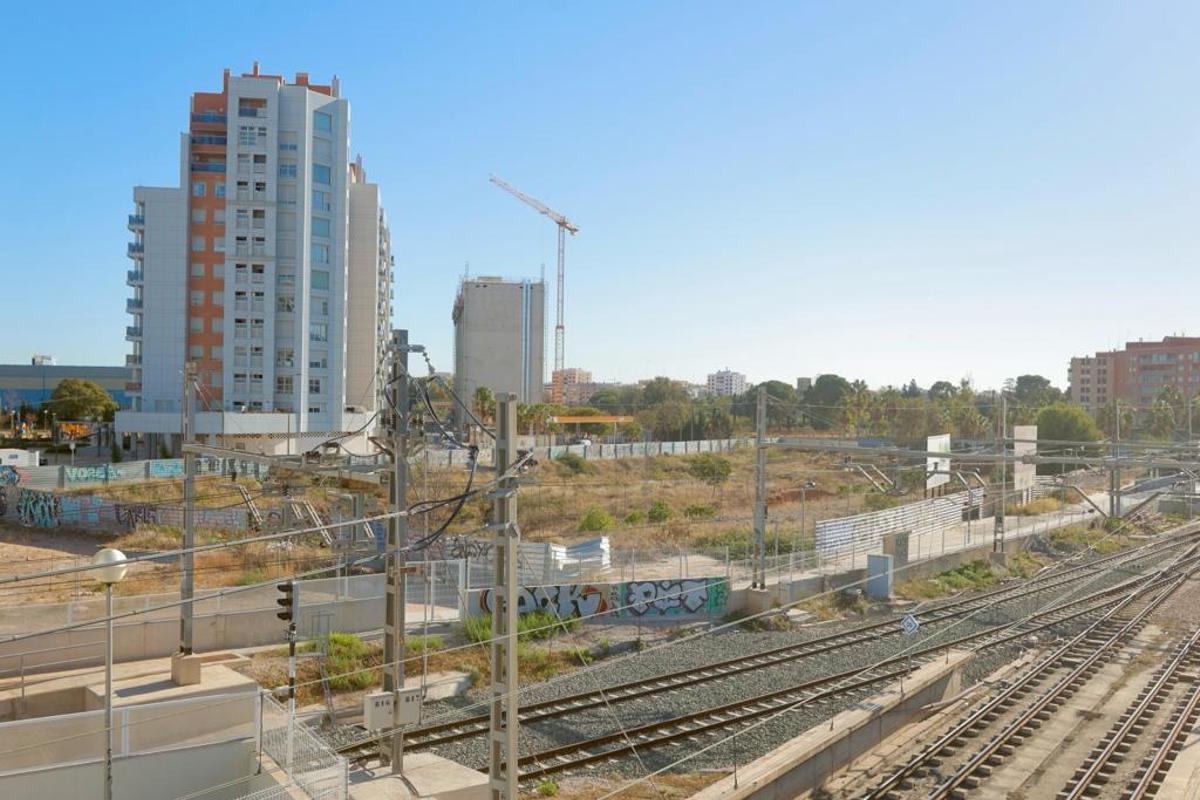 Vista de las parcelas (ahora valladas) sobre se edificarán las viviendas del PAI de Cementos Turia de Burjassot