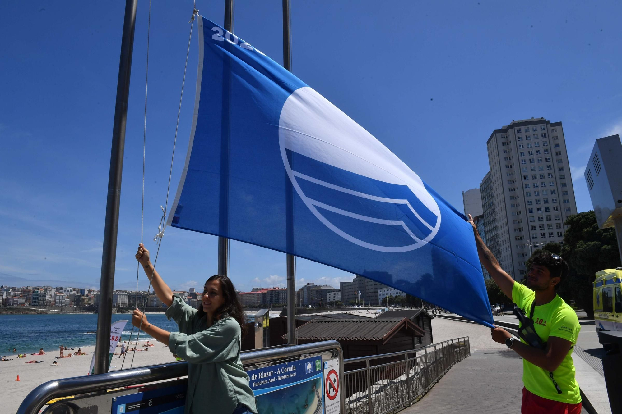 Izado de cinco banderas azules desde Oza hasta Riazor