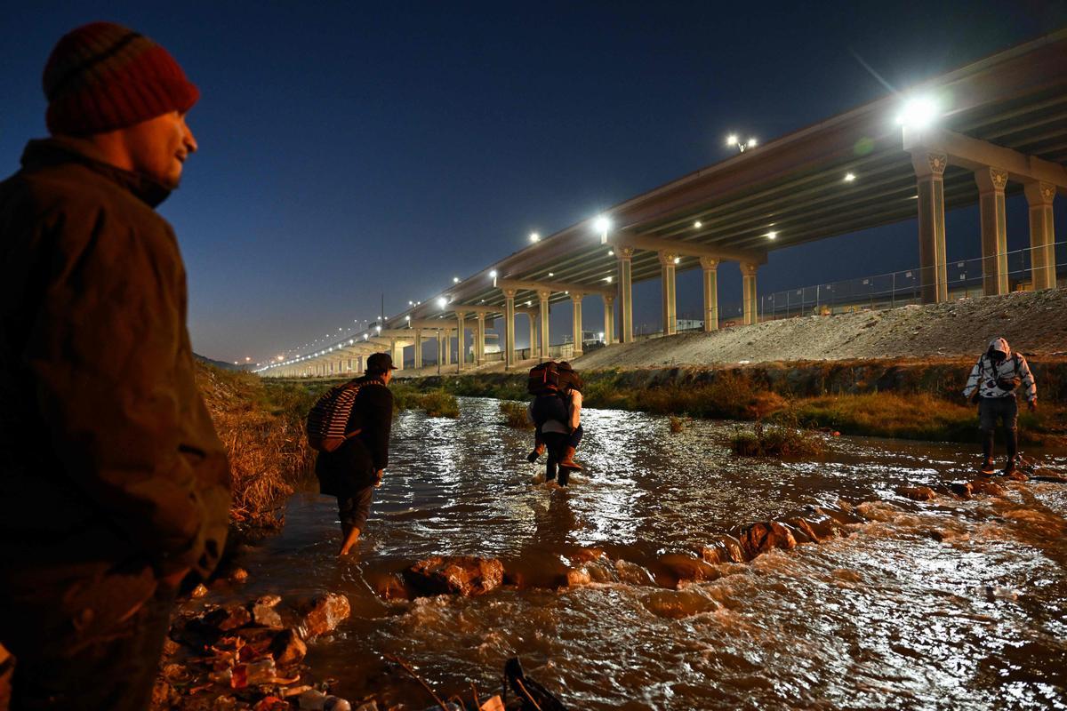 Un aluvión de inmigrantes cruzan Río Grande de Ciudad Juárez (México) a El Paso (Texas) ante un posible cambio en la política migratoria