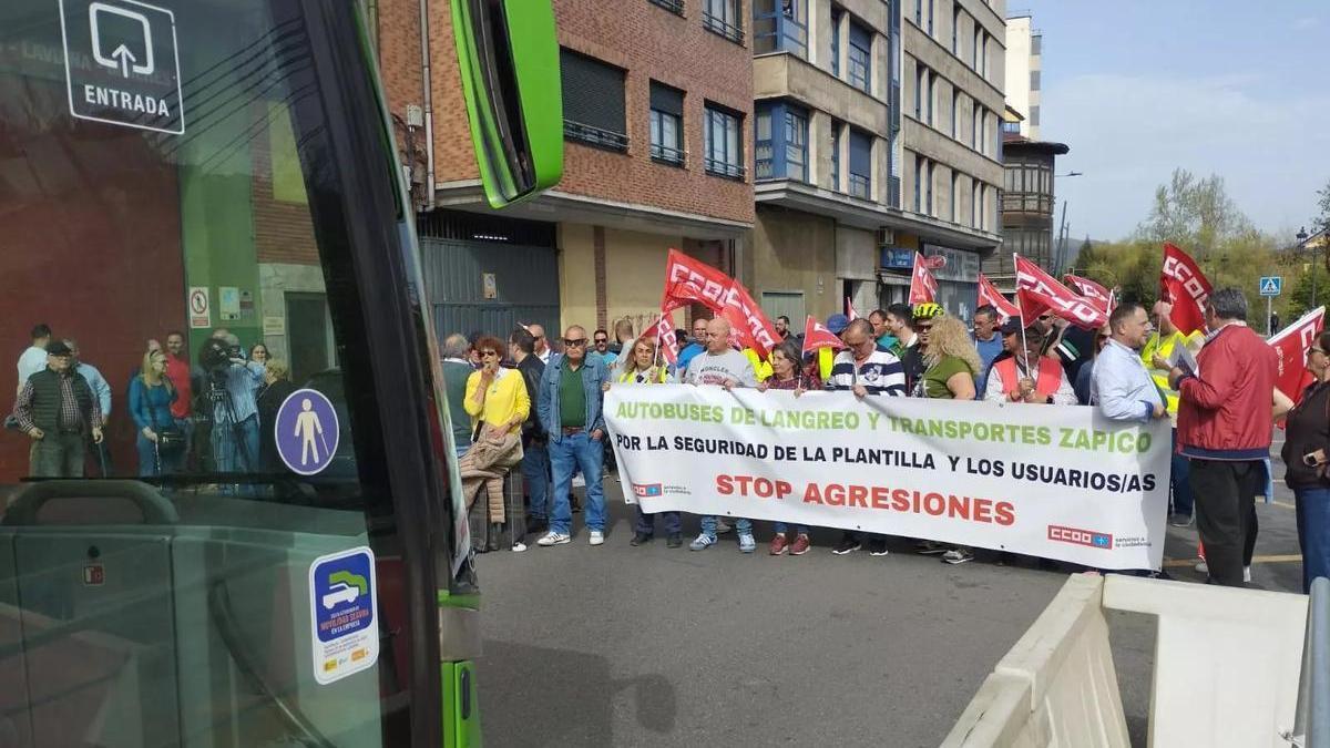 Una protesta para mejorar las medidas se seguridad en los servicios búho, deteniendo un autobús en Sama.