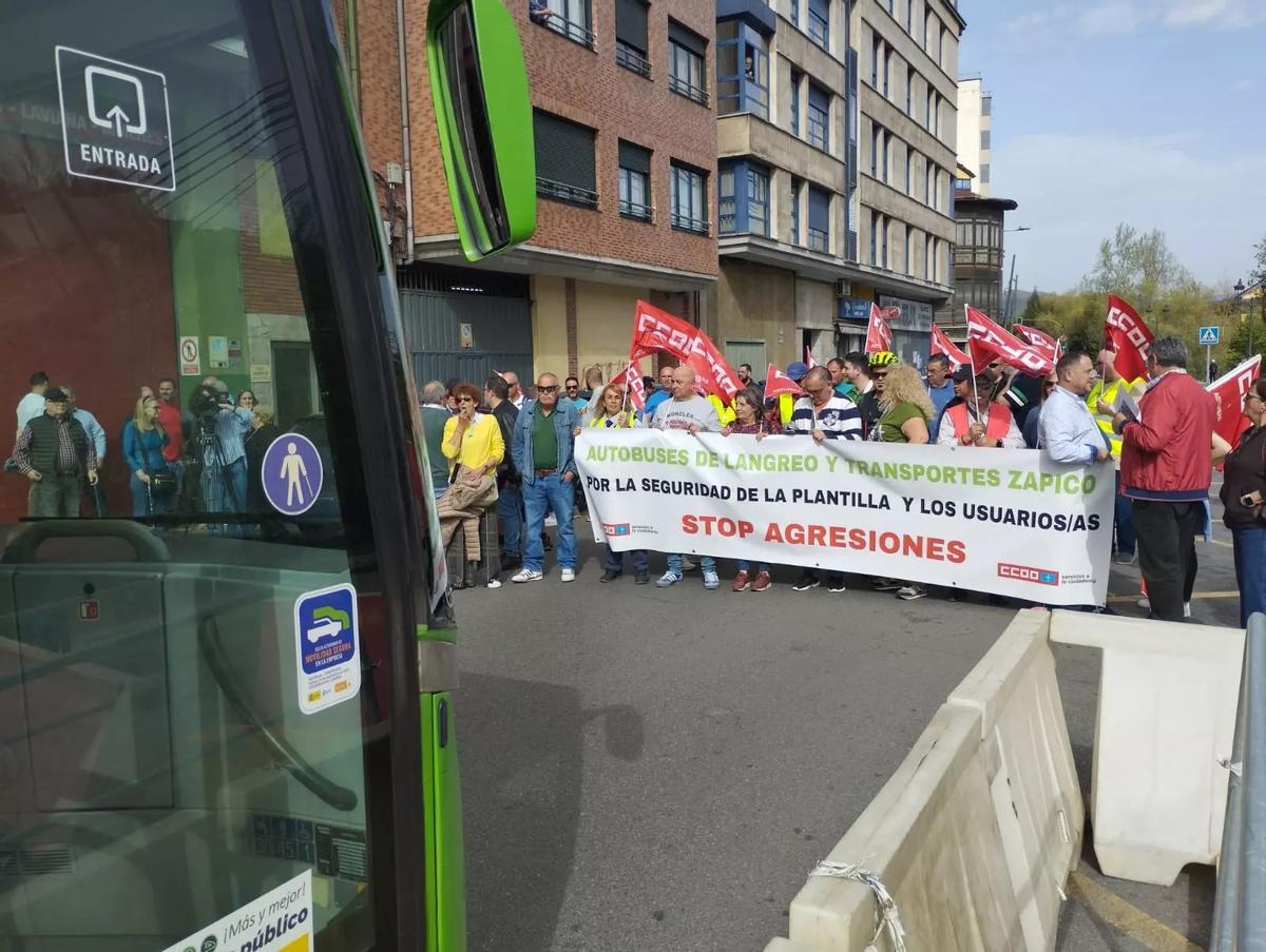 Una protesta para mejorar las medidas se seguridad en los servicios búho, deteniendo un autobús en Sama.