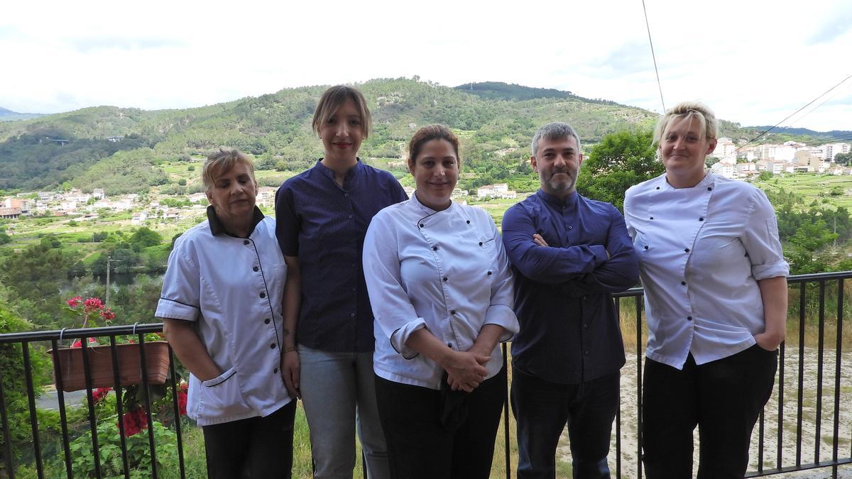 Daiyane Barbosa con su equipo en el Mesón A Lareira, en Arnoia.