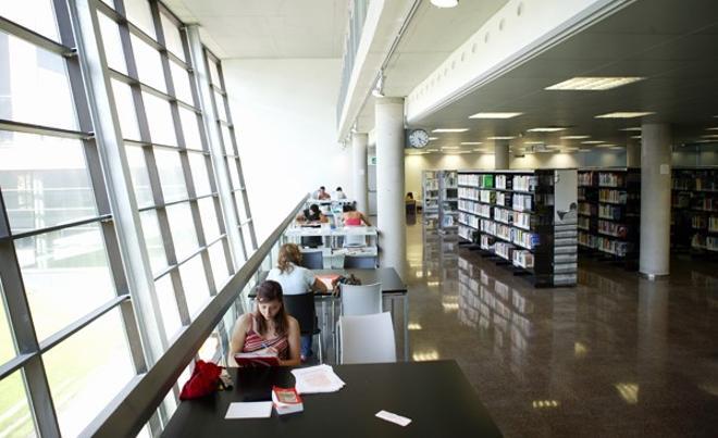 Imagen de archivo del interior de la biblioteca Josep Soler Vidal de Gavà.