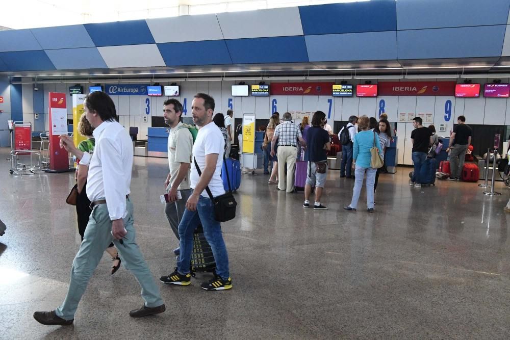 La compañía aérea celebra los tres millones de pasajeros en Alvedro, donde se instaló 2009.