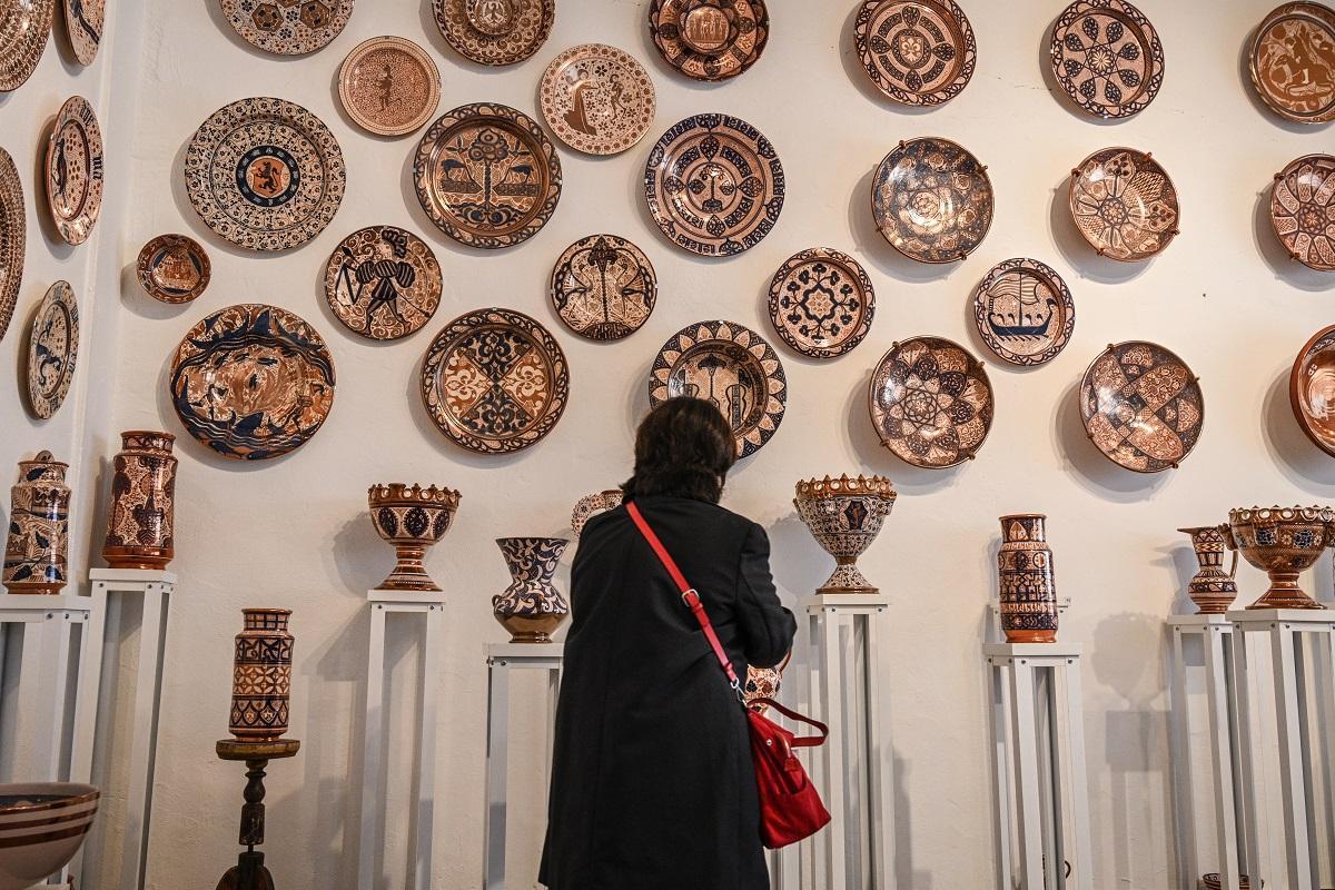 Una visitante en la exposición que hay en el taller de Arturo Mora.