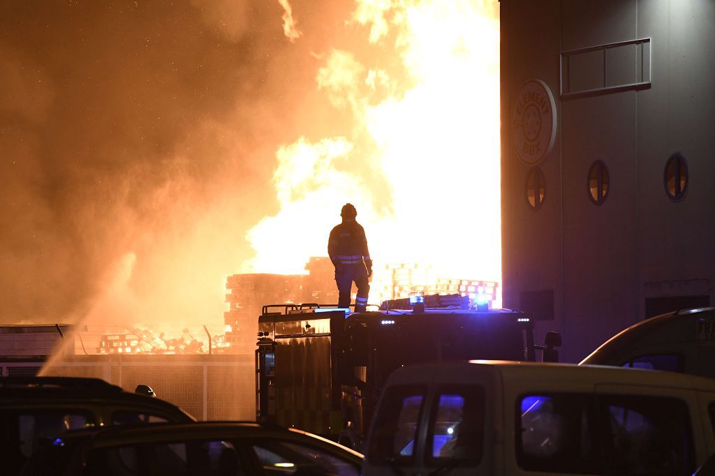 Estas son las imágenes que el aparatoso incendio de Puente Tocinos ha dejado este sábado