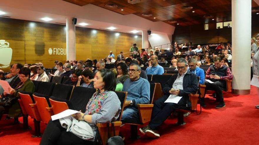 La asamblea de hace un año en Bueu para reclamar los gastos hipotecarios. // Gonzalo Núñez