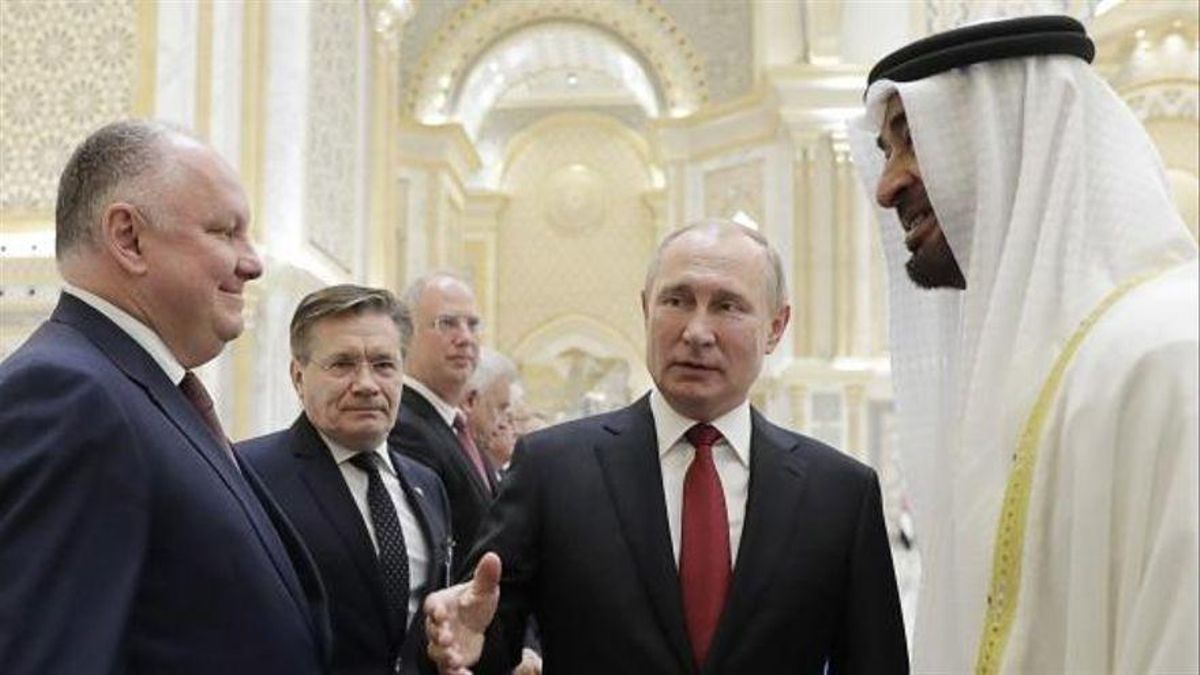 Alexander Mijeev, a la izquierda, en una imagen con Vladimir Putin.