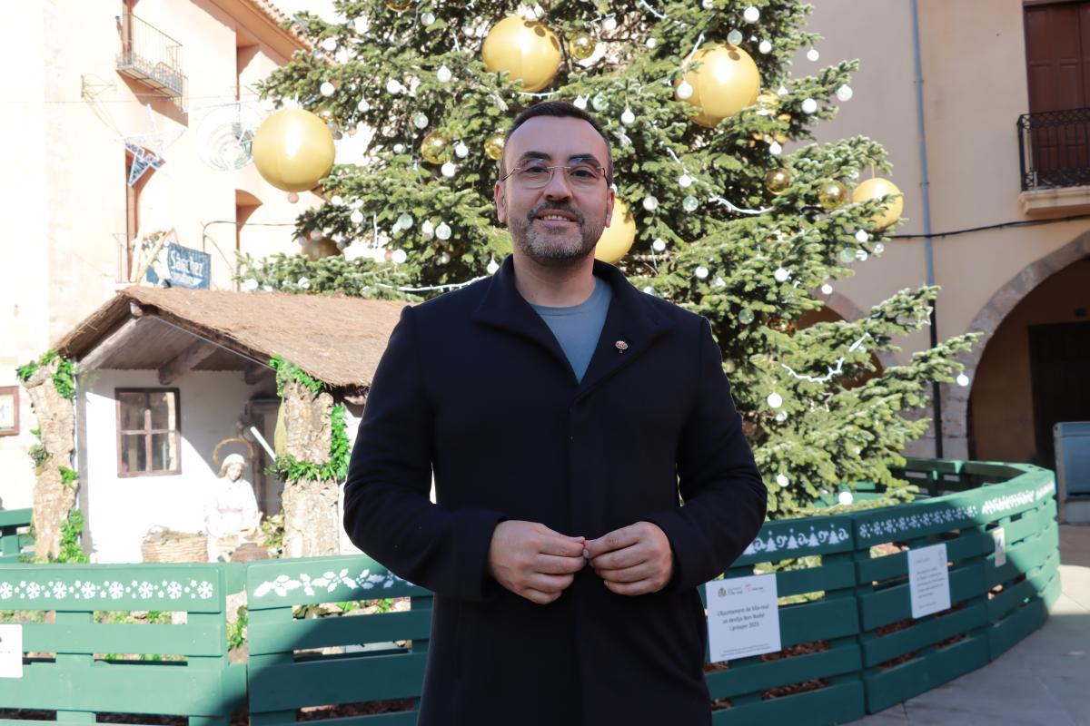 El alcalde de Vila-real, José Benlloch, frente al belén de la plaza Major.