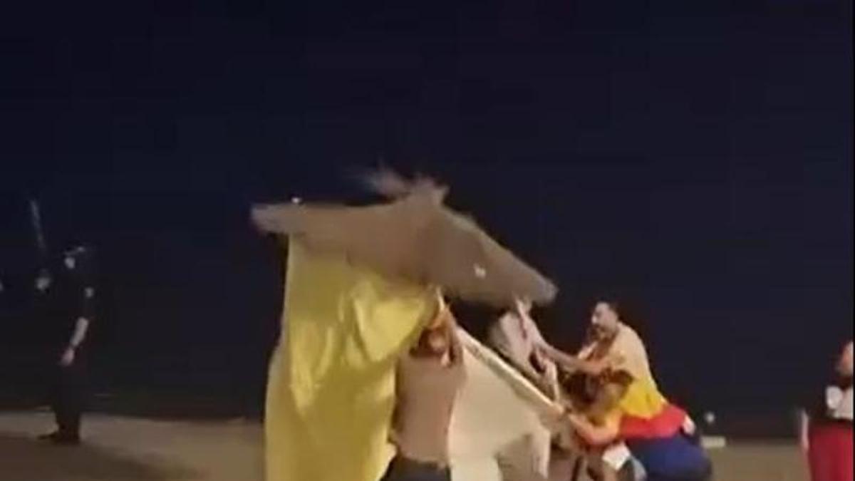 Un grup de veïns de Ceuta destrueix la barraca d'uns migrants a la platja del Trampolí el 26 d'agost. La imatge és d'un vídeo apòcrif que s'ha fet viral en xarxes socials.