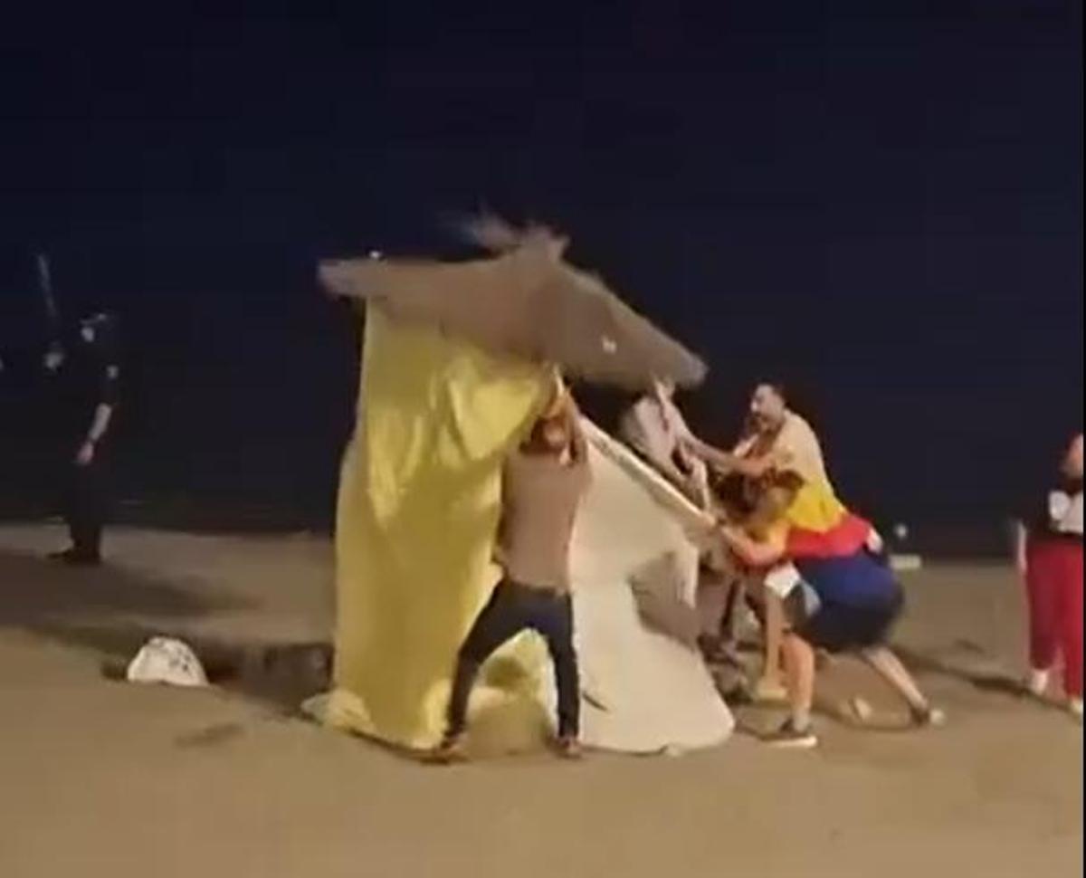 Un grupo de vecinos de Ceuta destruye la chabola de unos migrantes en la playa del Trampolín el 26 de agosto. La imagen es de un vídeo apócrifo que se ha hecho viral en redes sociales.
