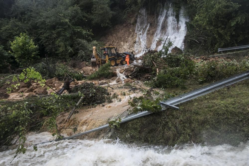 Temporal en Asturias: Las intensas lluvias dejan ríos desbordados y carreteras cortadas en el Oriente