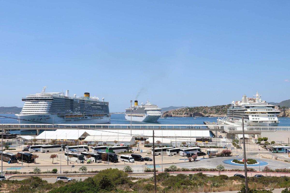 Tres cruceros coinciden en el puerto de Ibiza