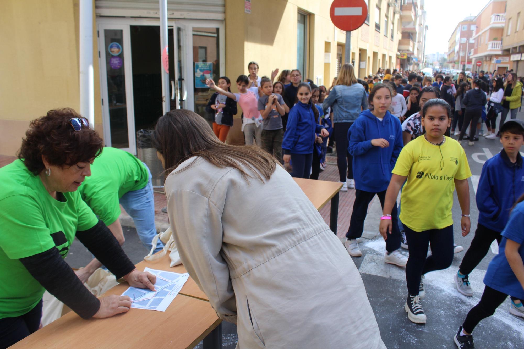 Cadena humana en Orpesa para trasladar libros a la nueva biblioteca