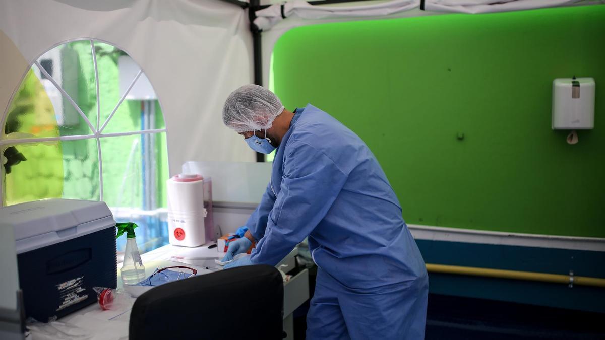 Un trabajador sanitario recabando muestras de coronavirus.