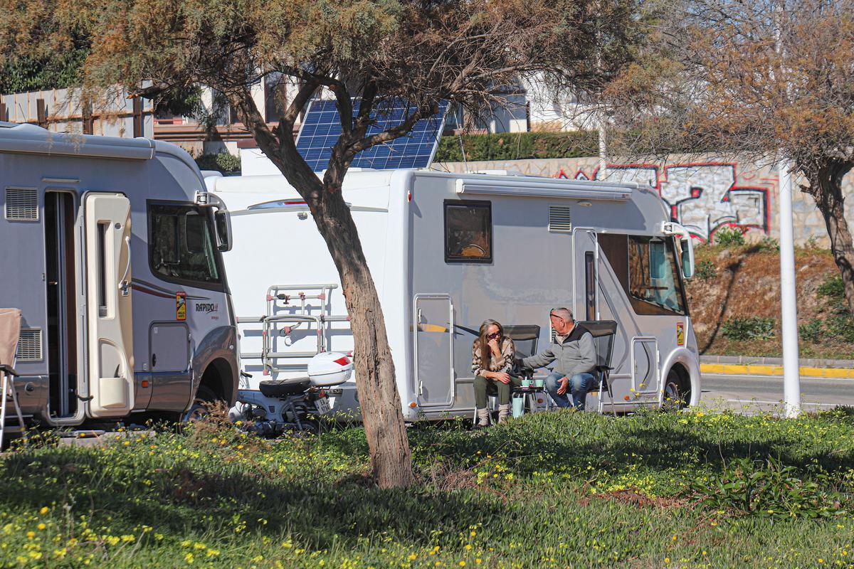 Autocaravanas en el aparcamiento del parque de La Manguilla de Torrevieja, junto a la avenida del Agua