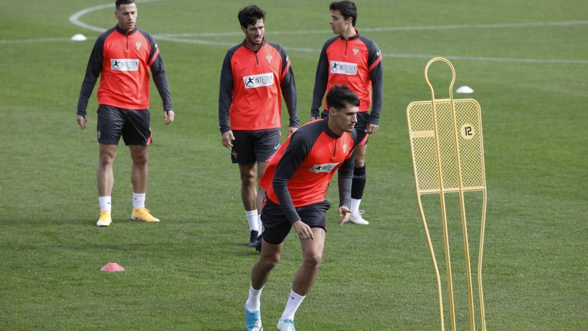 Pablo Pérez, en primer término, durante un entrenamiento.