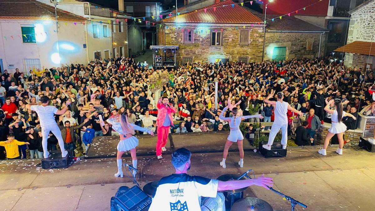 Los miembros de la orquesta La Fórmula, en una actuación ofrecida el pasado año en Valer de Aliste | CHANY SEBASTIÁN