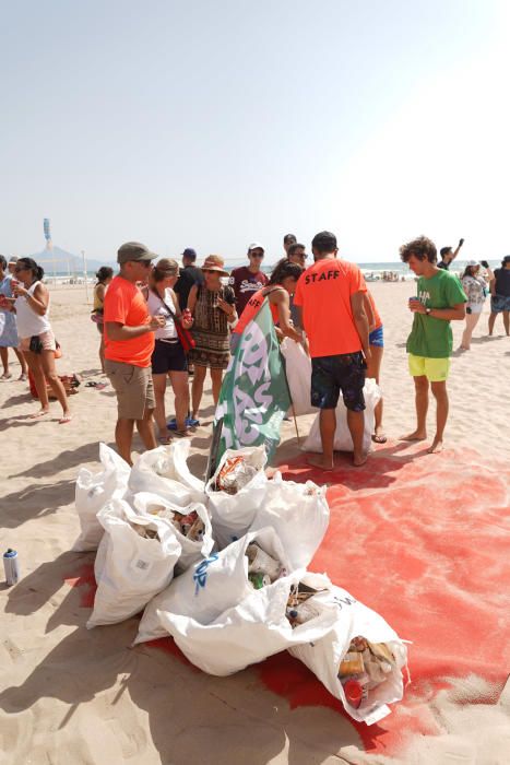 Más de 200 voluntarios se unen a la iniciativa Bajamar 2050, una recogida de residuos por tierra, superficie y fondo del mar