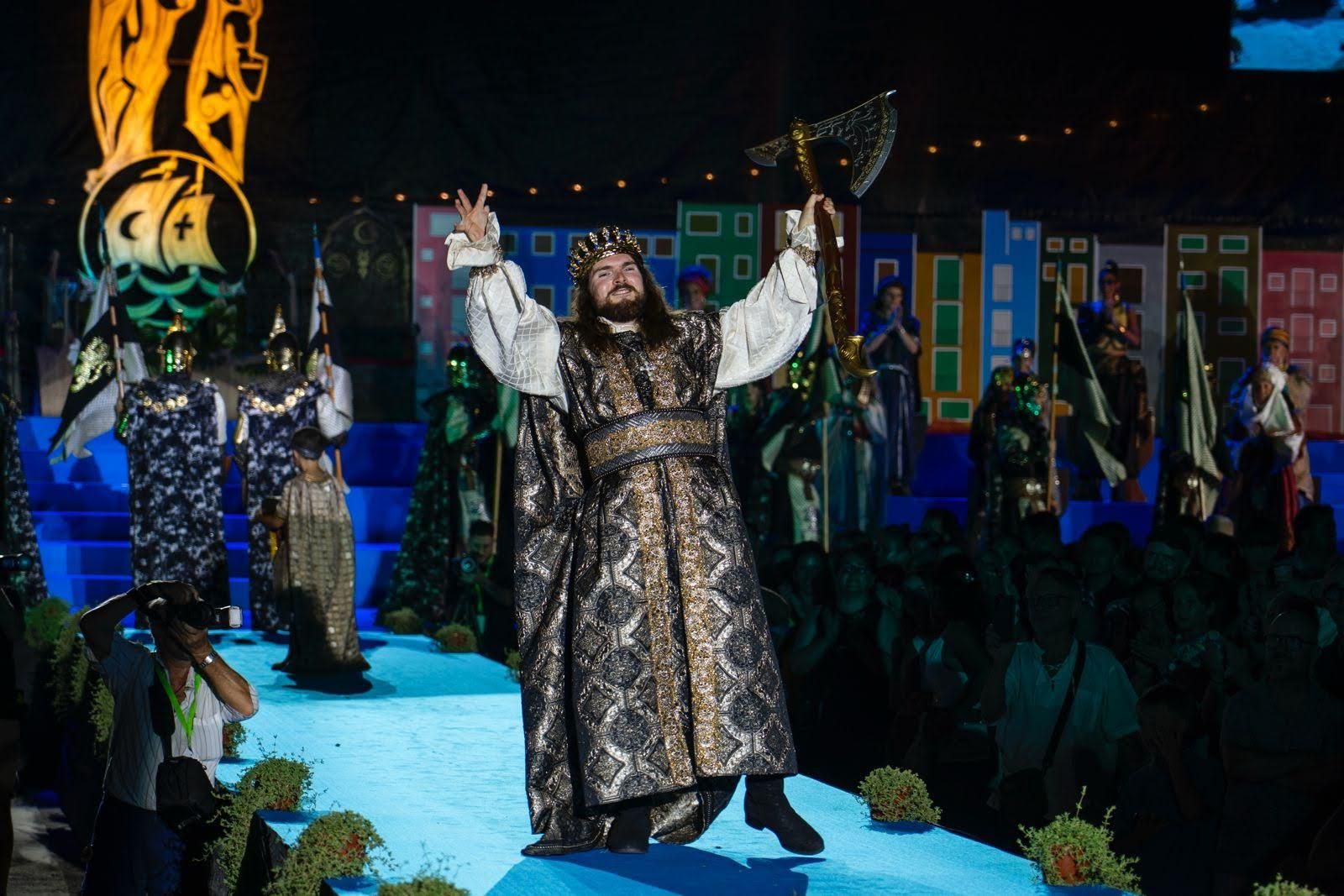 La Vila presenta a sus cargos paera los Moros y Cristianos 2025