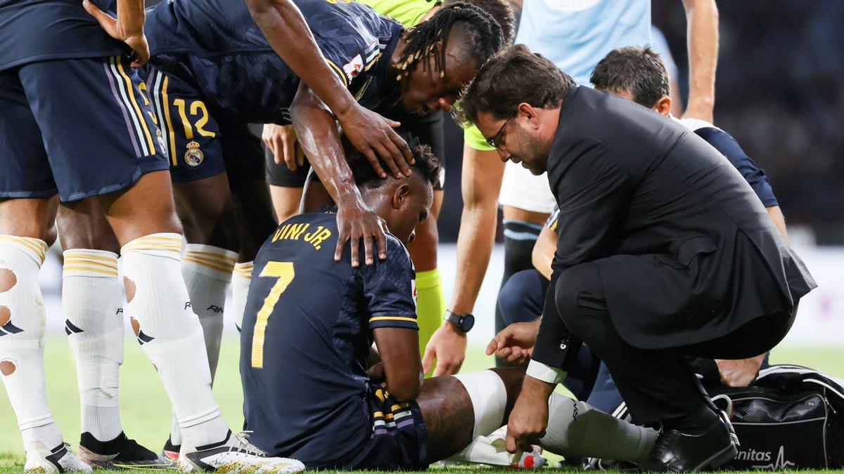 Vinicius, tras sufrir la lesión muscular en Balaídos durante el Celta-Madrid.