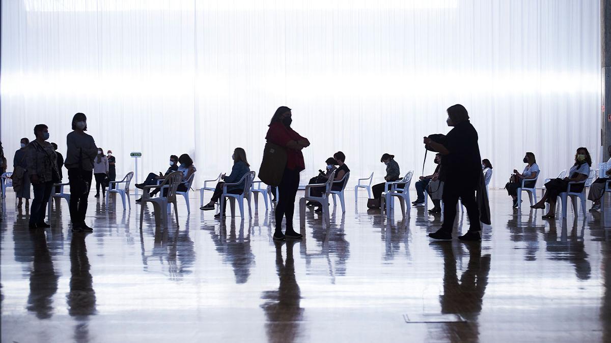 Personas esperando por vacunación