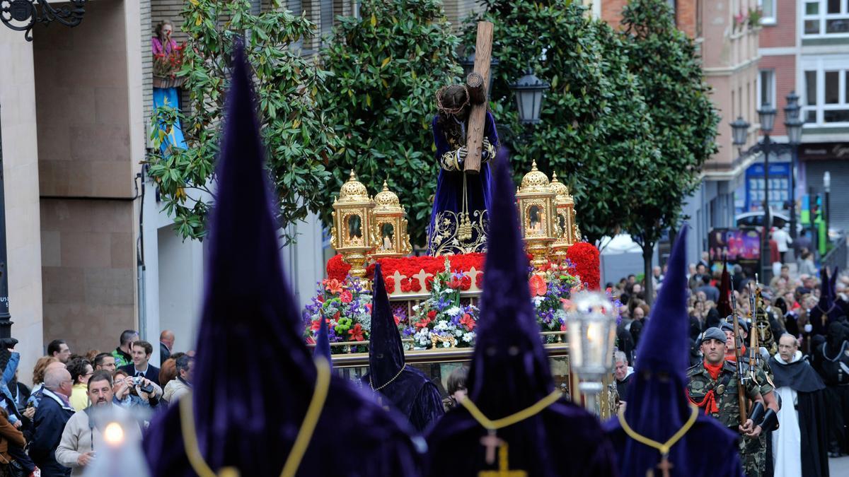 Cofrades de la Hermandad del Nazareno durante la procesión