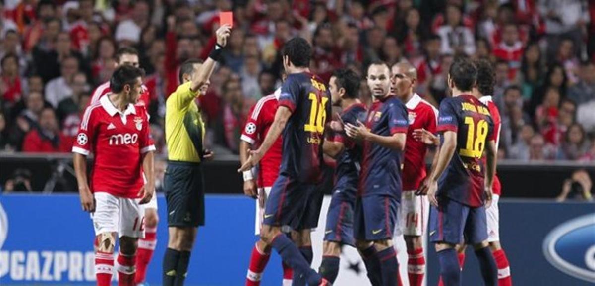 L’àrbitre treu la targeta vermella a Sergio Busquets, en el partit de la Champions contra el Benfica, el 2 d’octubre.