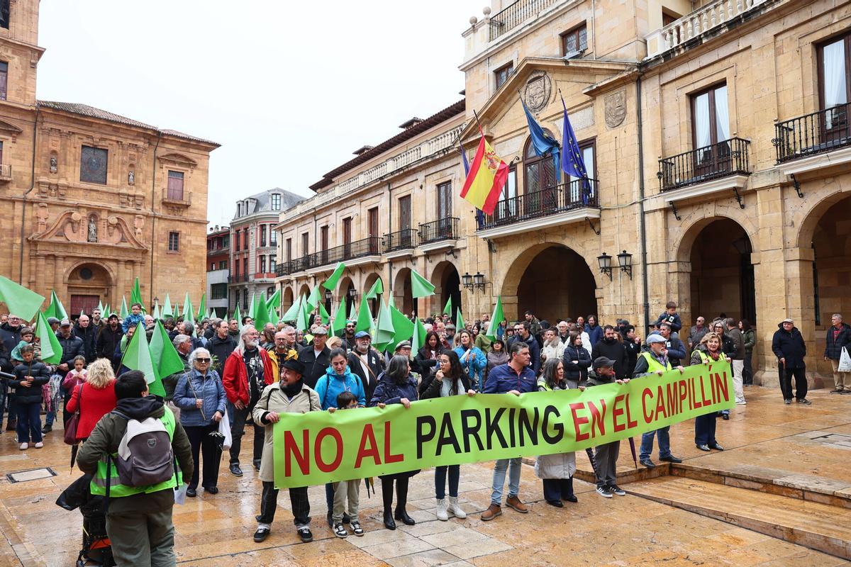 La manifestación para pedir la paralización del parking del Campillín.