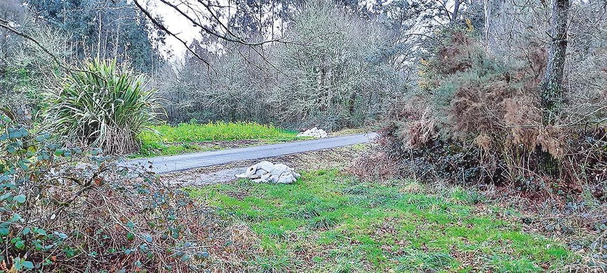 Sacos con escombro en la carretera de A Peregrina