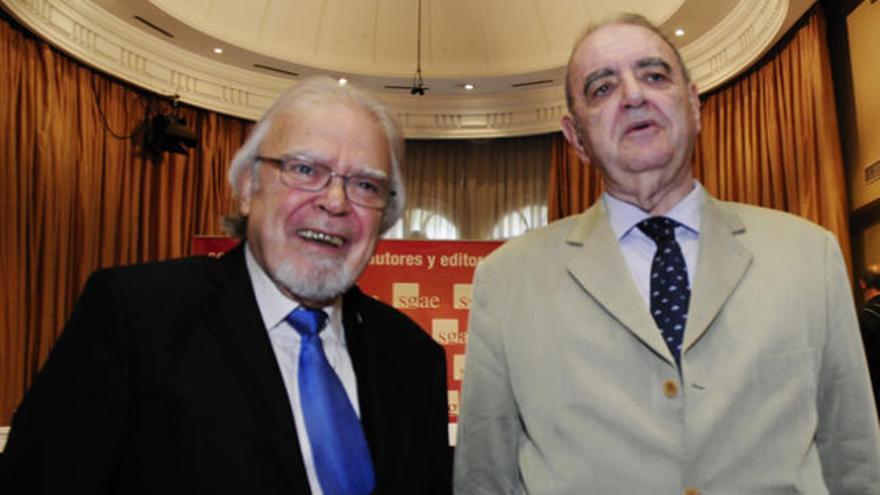 Juan José Falcón Sanabria, a la izquierda, junto a Tomás Marco, ayer en la sede de la SGAE. i ANA ARAMBOL