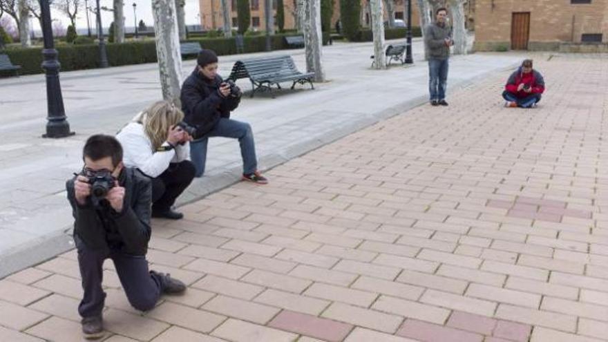 Los participantes en el curso hacen prácticas para clausurar el taller.