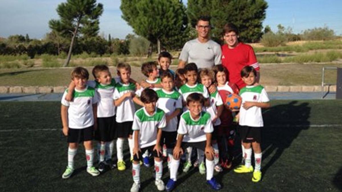 Cristiano Ronaldo, con el equipo de su hijo