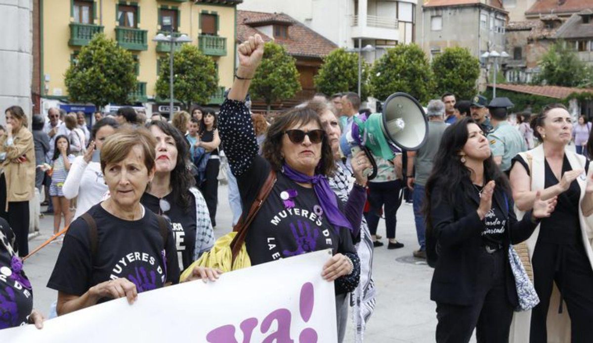 Laviana responde unánime y en la calle al asesinato machista de su vecina Lola