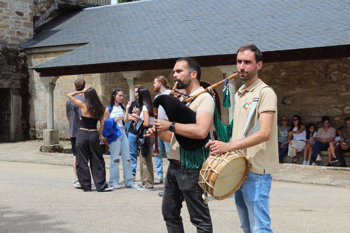 Gaiteros Colino tocando en Rozas