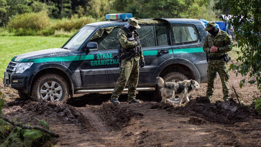 Archivo - Policías polacos en Usnarz Gorny, en la frontera entre Polonia y Bielorrusia